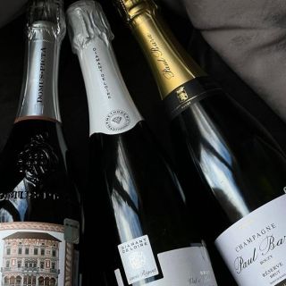 Kad nolēmi uzkopt dzīvokli pirms brīvdienām, bet palīgā nāk vīns, neskatoties uz to, ka ir tikai ceturtdiena!?‍♀️
⠀
Nekad nav pa agru apbalvot sevi par lieliski padarītu darbu, it īpaši ar baltvīna glāzi. Vai divām!?
⠀
Ienāc un izvēlies savu dzērienu!
Vinitim.com

⠀
#champagne #weekend #jurmala #riga #100reasonstoloveriga #klusaiscentrs #wine #alkoholfreewine #rosewine #redwine #whitewine #sarkanvīns #baltvīns #brandy #whisky #brendijs #viskijs #atlaides #atlaidesturpinās #specialoffer #īpašspiedāvājums #reels #fyp